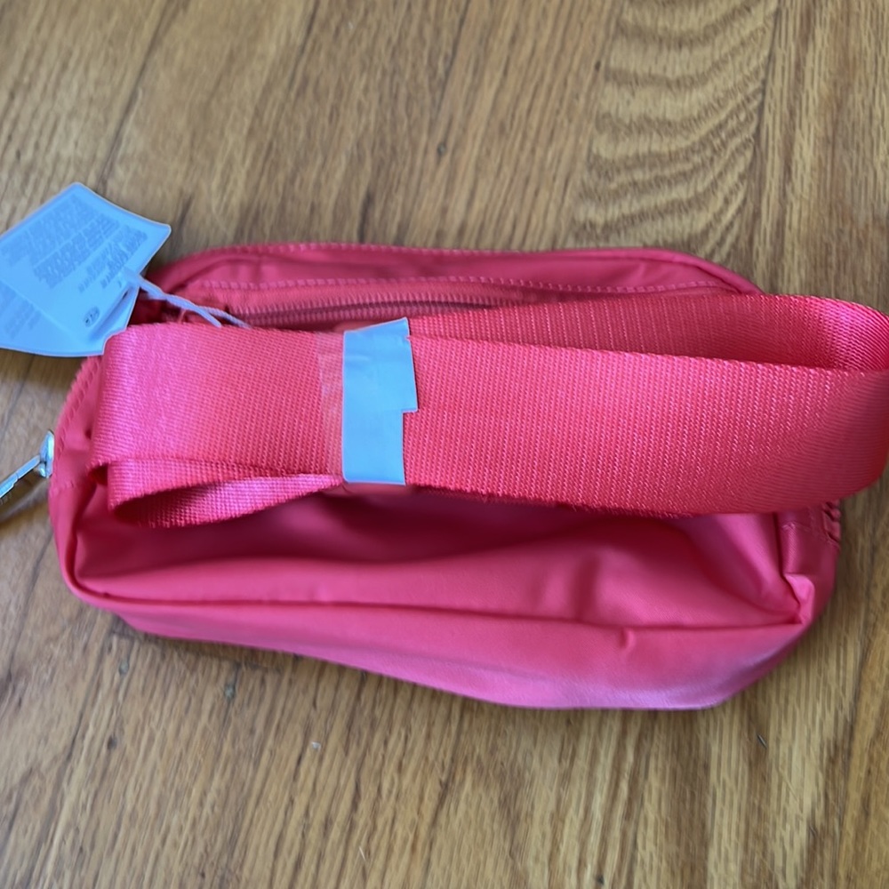 Last one! NWT Lululemon Everywhere Belt Bag! - Picture 3 of 9